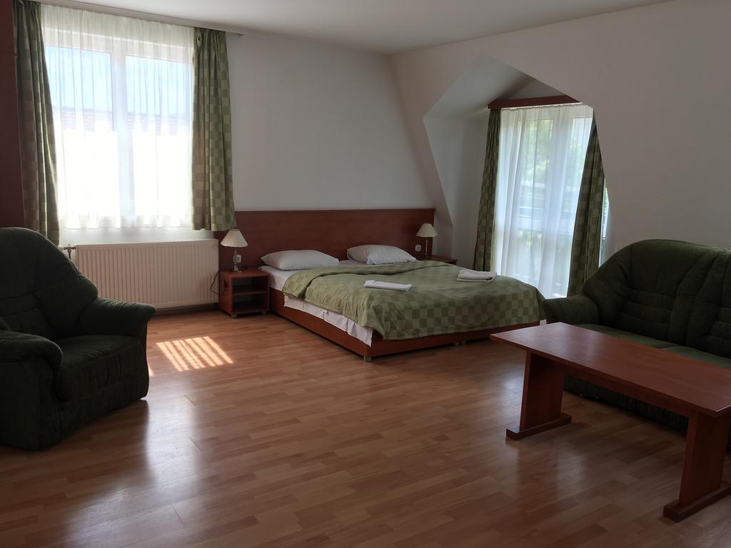 Hotel Kristaly Hajdúszoboszló Exteriör bild
